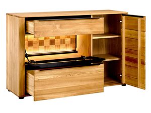 Miniaturka 1 - Drewniana komoda małą z czarnymi detalami i ciepłym oświetleniem