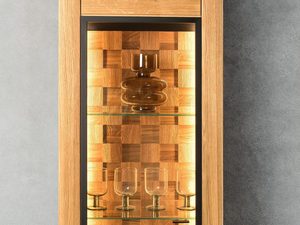 Miniaturka 5 - Zbliżenie na unikalny front witryny z drewna w mozaikowym stylu