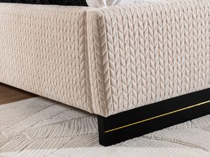 Miniaturka 13 - Zbliżenie na dzianinową fakturę tapicerki beżowego łóżka