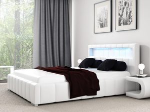 Miniaturka 3 - Białe łóżko ze skórzanym zagłówkiem i poduszkami, elegancka aranżacja.