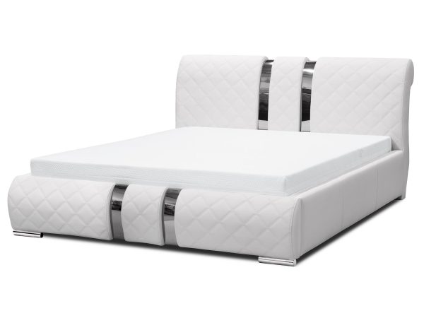 Niskie białe łóżko z dekoracyjnymi pasami i przeszyciami