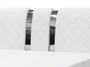 Miniaturka 3 - Zbliżenie na białe łóżko z pasami w stylu glamour