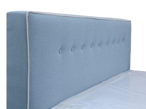 Miniaturka 6 - Zbliżenie na niebieski zagłówek z delikatnym przeszyciem