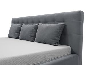 Miniaturka 11 - Przybliżenie na zagłówek łóżka w kolorze szarym i poduszkami