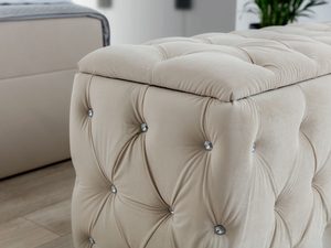 Miniaturka 2 - Przybliżenie na pikowaną tkaninę z guzikami kryształkowymi