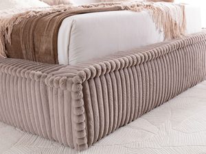 Miniaturka 19 - Bok łóżka z welurowym wykończeniem i miękkim zaokrągleniem w stylu soft glam