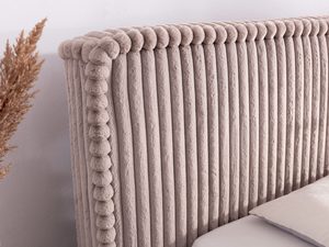 Miniaturka 20 - Szczegółowy widok tapicerowanego zagłówka z miękkim, pionowym pikowaniem