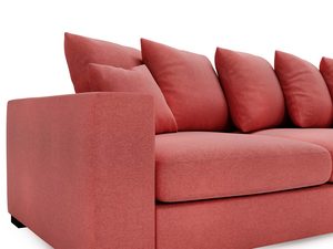 Miniaturka 24 - Sofa o kolorze łososiowym z szerokim bokiem i trzema poduchami oparciowymi