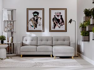 Miniaturka 44 - Jasnoszara sofa narożna ustawiona na dywanie z jasnym wzorem