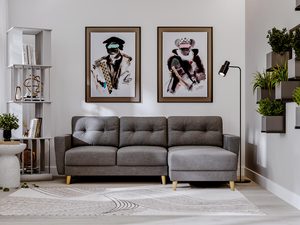 Miniaturka 43 - Sofa z podwójnym oparciem na tle obrazów i białej ściany