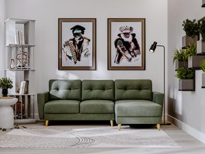 Miniaturka 45 - Zielona sofa narożna z poduchami, zaaranżowana w salonie