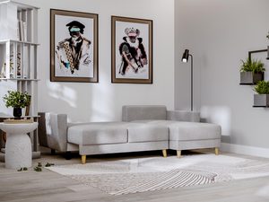 Miniaturka 41 - Sofa narożna w odcieniu piaskowym, ustawiona pod ścianą z grafikami