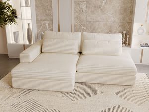 Miniaturka 46 - Kremowa sofa w jasnym wnętrzu z prostym układem poduch