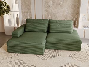 Miniaturka 51 - Zielona sofa tapicerowana z szerokim siedziskiem w jasnym wnętrzu
