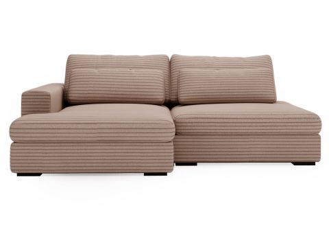 Klasyczna sofa tapicerowana w odcieniu cappuccino do domowego zacisza