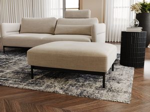 Miniaturka 15 - Beżowy puf z prostą formą w eleganckim wnętrzu