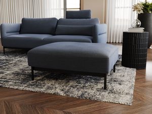 Miniaturka 17 - Granatowy puf ustawiony przed narożnikiem w nowoczesnym salonie