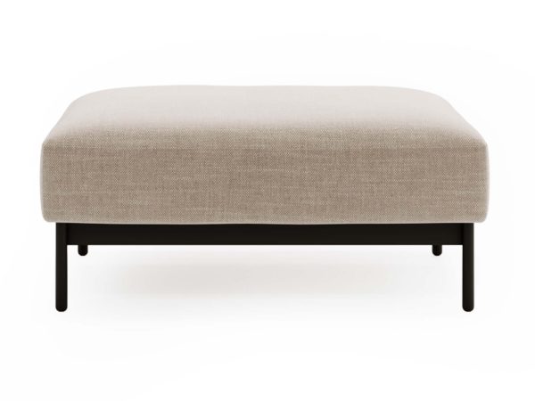 Kwadratowy puf w beżowym odcieniu i nowoczesnym stylu