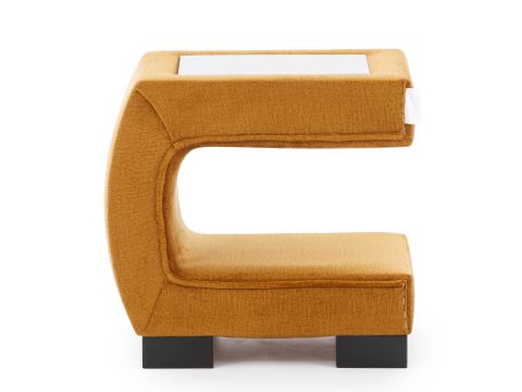 Stolik nocny w kolorze pomarańczowym w kształcie litery C