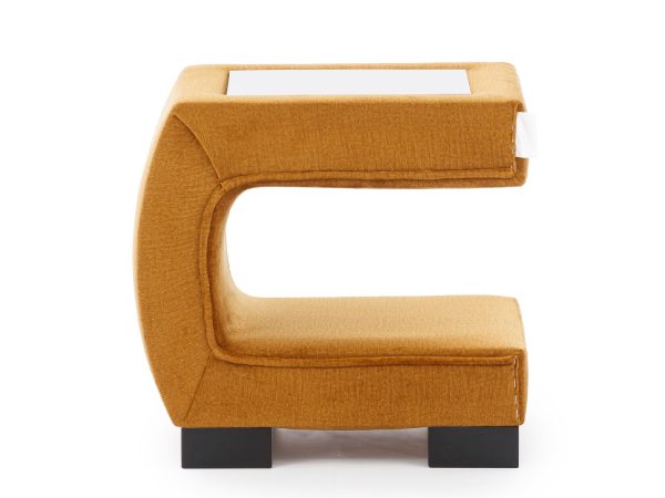 Stolik nocny w kolorze pomarańczowym w kształcie litery C