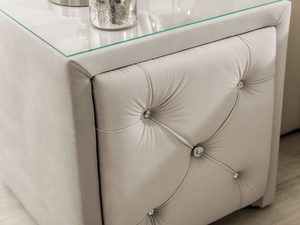 Miniaturka 3 - Zbliżenie na szufladę pufy tapicerowanej w kolorze beżowym z ozdobnymi guzikami