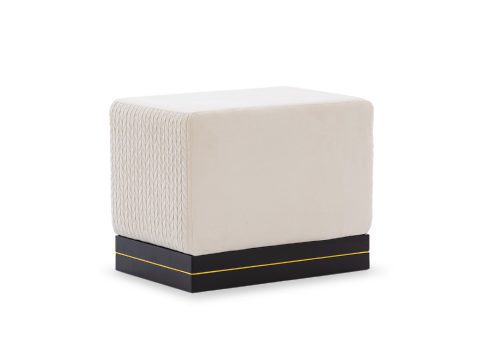Nowoczesna pufa tapicerowana w beżowym kolorze z czarną podstawą