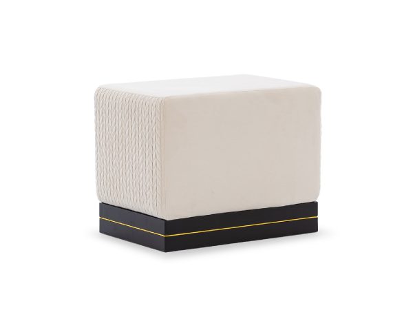 Nowoczesna pufa tapicerowana w beżowym kolorze z czarną podstawą