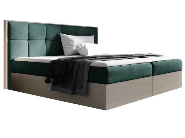 Zielone łóżko z tapicerowanym wezgłowiem i jasną drewnianą podstawą