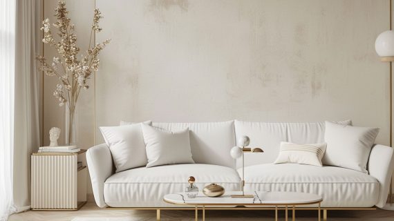 Minimalistyczny salon z białą sofą i złotym stolikiem, elegancki salon nowoczesny.