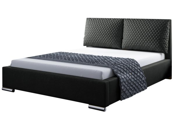 Czarne łóżko z prostokątnym zagłówkiem, jasna narzuta i biała sypialnia.