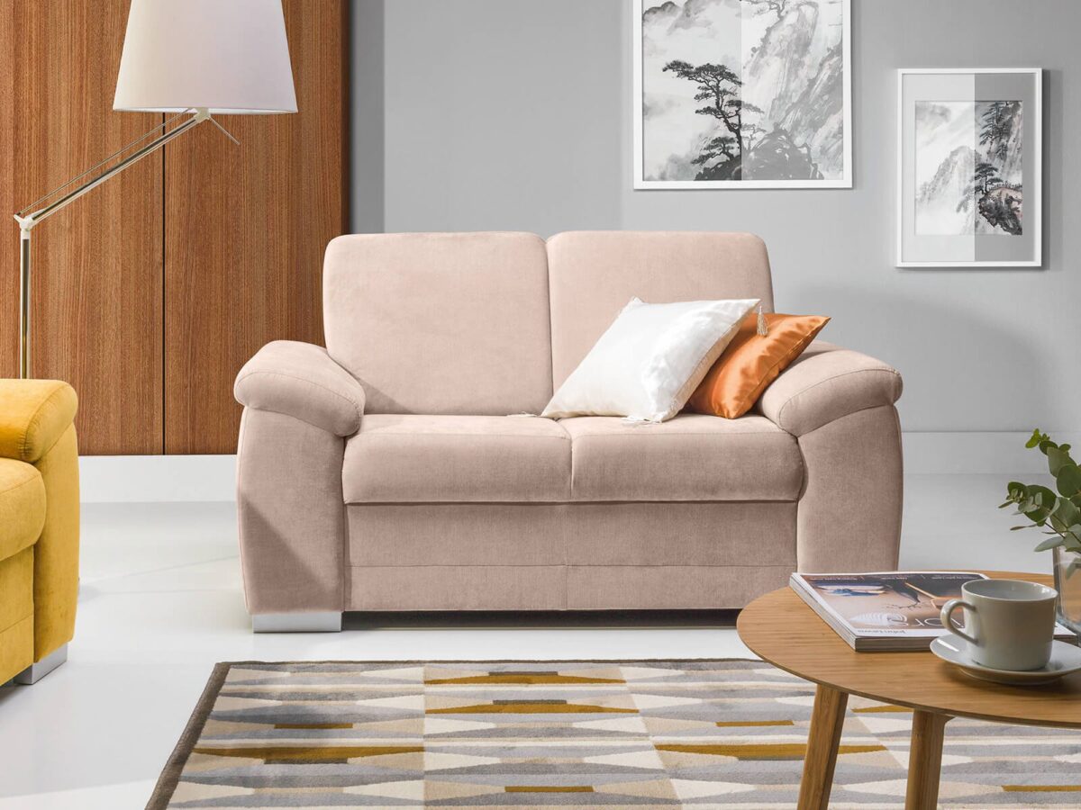 Sofa 2-osobowa tapicerowana jasną tkaniną do salonu w stylu skandynawskim