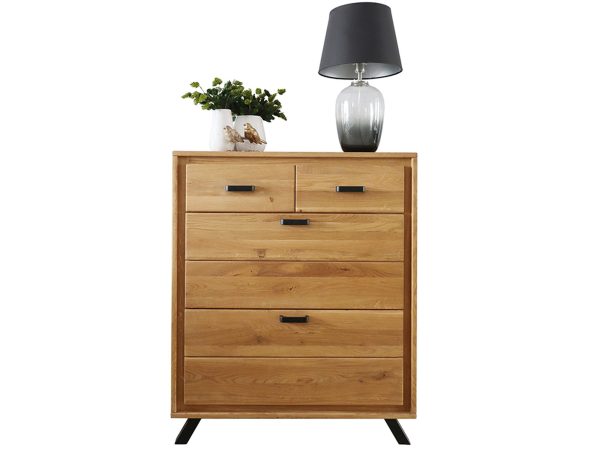 Wysoka komoda z drewna dębowego z czarnymi uchwytami do nowoczesnego wnętrza