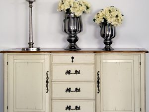 Miniaturka 5 - Drewniana komoda z dekoracyjnymi frontami i metalowymi uchwytami w stylu prowansalskim kolor biały