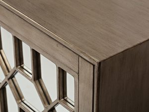 Miniaturka 1 - Szczegół wykończenia blatu drewnianej komody w stylu prowansalskim