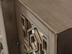 Miniaturka 1 - Detal drewnianej komody z dekoracyjnymi frontami w stylu klasycznym kolor beżowy