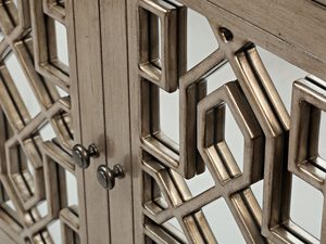 Miniaturka 2 - Detal dekoracyjnych frontów drewnianej komody w stylu vintage kolor beżowy