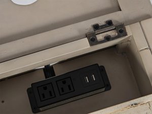 Miniaturka 7 - Kremowa szafka nocna z wbudowanym gniazdem