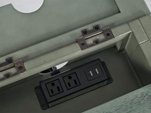 Miniaturka 8 - Zbliżenie na gniazdo elektryczne i port USB w drewnianym biurku