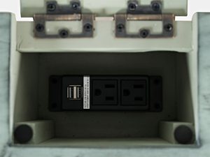 Miniaturka 6 - Detal gniazdka elektrycznego w biurku w stylu vintage