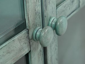 Miniaturka 5 - Kredens w stylu farmhouse z drewnianymi półkami i przeszklonymi drzwiami