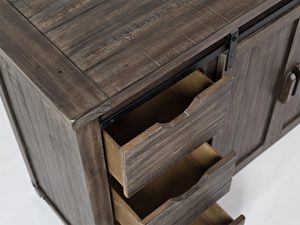 Miniaturka 6 - Detal uchwytu drewnianych drzwi kredensu w stylu industrialnym