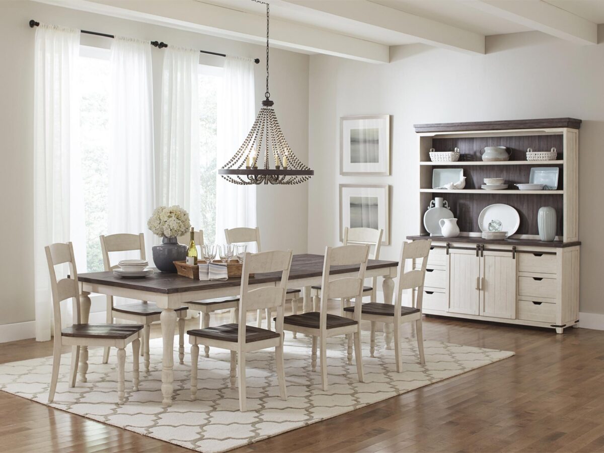 Zestaw jadalniany z białym kredensem i drewnianym stołem w stylu wiejskim