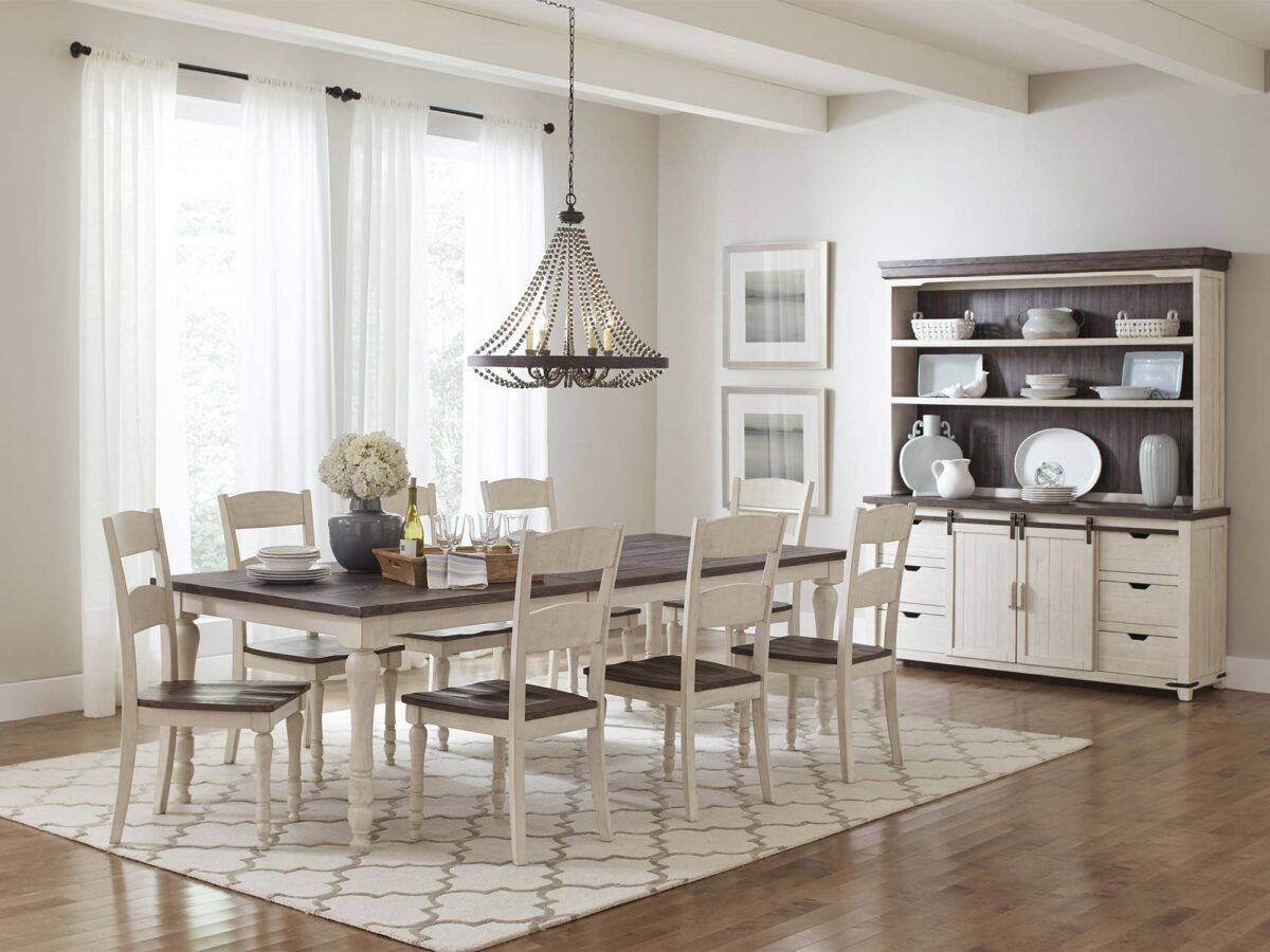 Jadalnia prowansalska stół krzesła i kredens w aranżacji