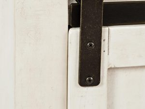 Miniaturka 5 - Detal metalowej prowadnicy drzwi przesuwnych w stylu wiejskim