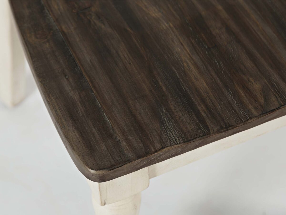 Detal krzesła prowansalskiego toczone nogi zbliżenie