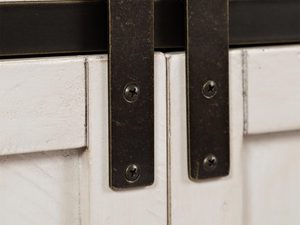 Miniaturka 4 - Detal metalowej prowadnicy drzwi przesuwnych w stylu rustykalnym