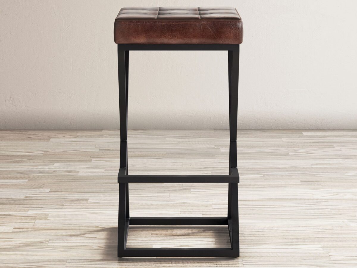 Wysoki hoker z industrialną podstawą z czarnych metalowych prętów