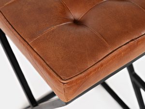 Miniaturka 4 - Detal pikowanego siedziska hokera ze skóry w kolorze ciemnego brązu