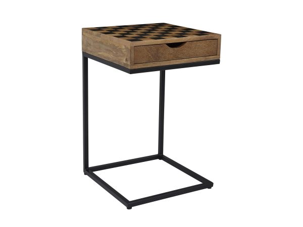 Stolik w brązowym odcieniu ze wzorem szachownicy