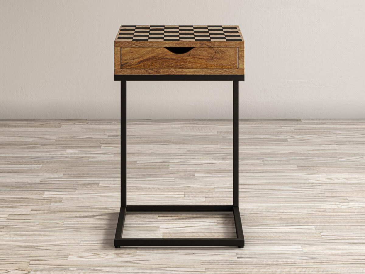 Detal blatu stolika z szachownicą z naturalnego drewna